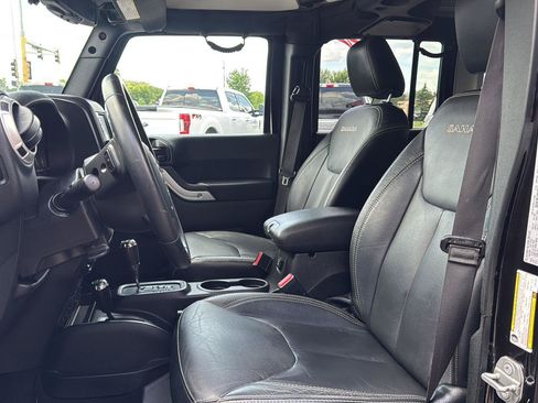 Used 2018 Jeep Wrangler Unlimited Sahara w/ Connectivity Group AWD/4WD image 2