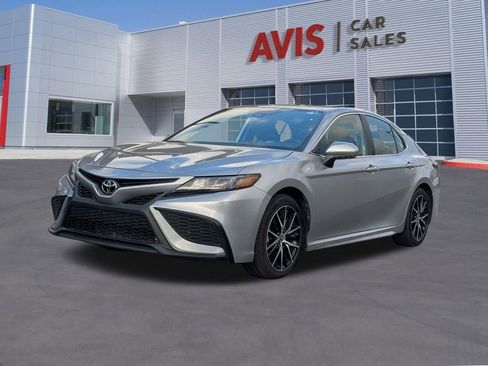 Used 2024 Toyota Camry SE image 1