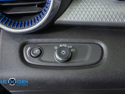 Used 2025 Chevrolet Trax LT FWD image 13