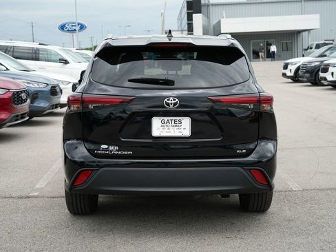 Used 2024 Toyota Highlander XLE FWD image 6