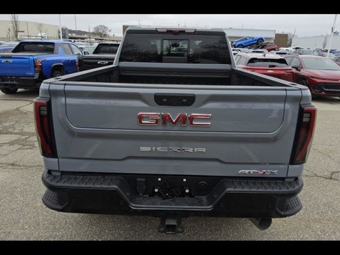 Used 2024 GMC Sierra 2500 AT4X image 5