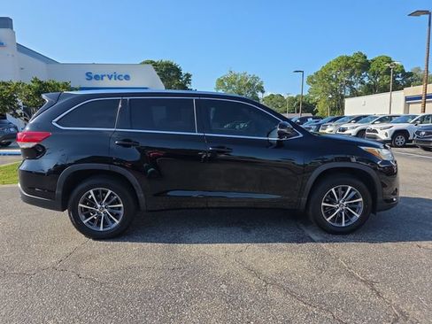 Used 2018 Toyota Highlander XLE FWD image 3