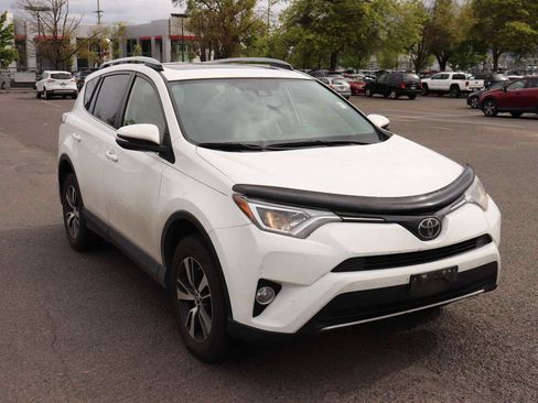 Used 2018 Toyota RAV4 XLE AWD/4WD image 3