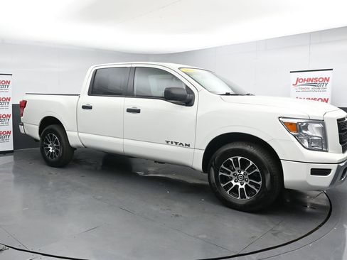 Used 2022 Nissan Titan SV image 2