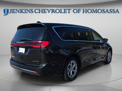 Used 2024 Chrysler Pacifica Limited FWD image 4
