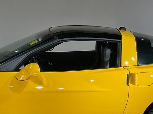 Used 2005 Chevrolet Corvette Coupe w/ Preferred Equipment Group RWD image 82