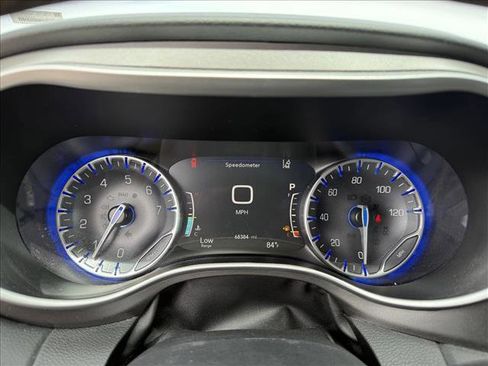 Used 2023 Chrysler Pacifica Touring-L FWD image 11