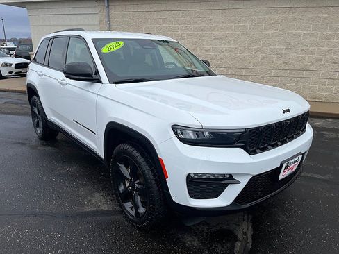 Used 2023 Jeep Grand Cherokee Limited w/ Luxury Tech Group II image 2