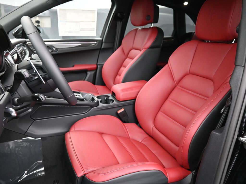 Certified 2026 Porsche Macan AWD/4WD image 5