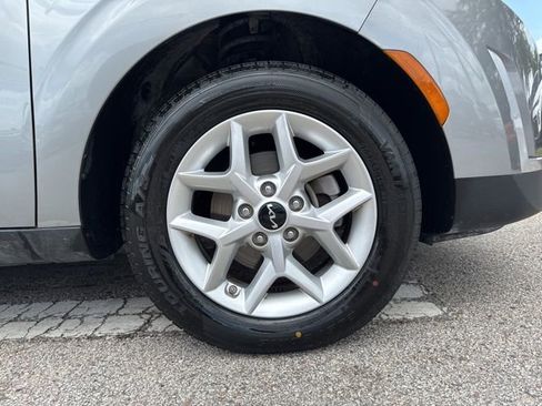 Used 2025 Kia Soul LX w/ LX Technology Package FWD image 9