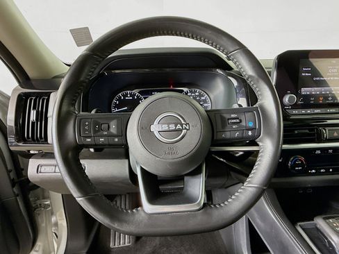 Used 2024 Nissan Pathfinder SV image 11