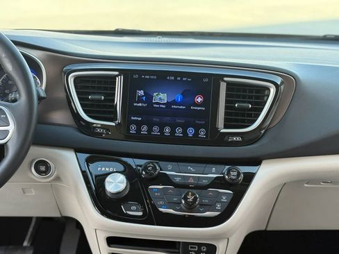 Used 2017 Chrysler Pacifica Touring-L image 29