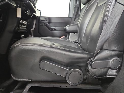 Used 2015 Jeep Wrangler Unlimited Sahara AWD/4WD image 29