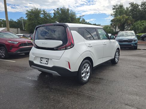 Certified 2025 Kia Soul LX w/ LX Technology Package FWD image 8