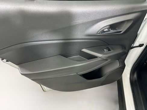 Used 2025 Chevrolet Trax LS image 25