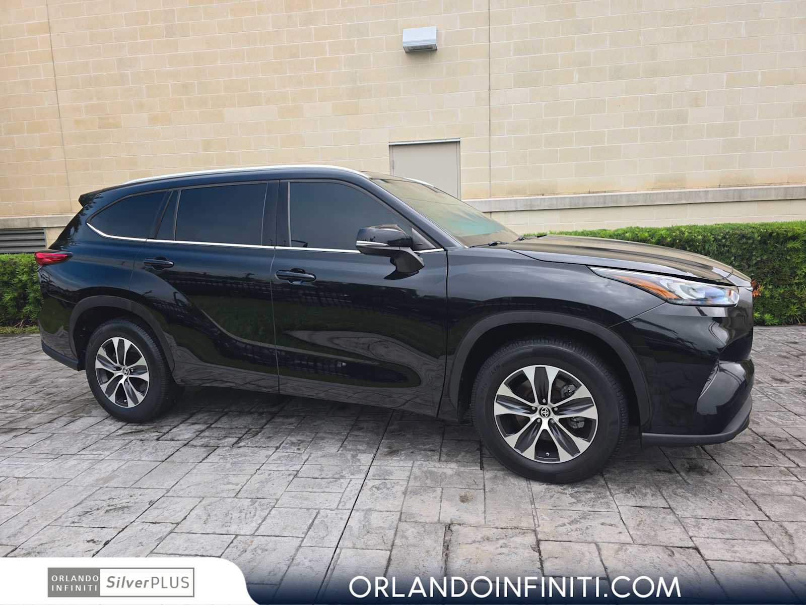 Used 2020 Toyota Highlander XLE FWD image 1