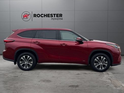 Used 2022 Toyota Highlander XLE AWD/4WD image 6