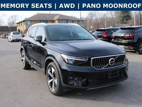 Used 2025 Volvo XC40 B5 Plus image 2