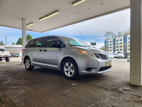 Used 2011 Toyota Sienna FWD image 6