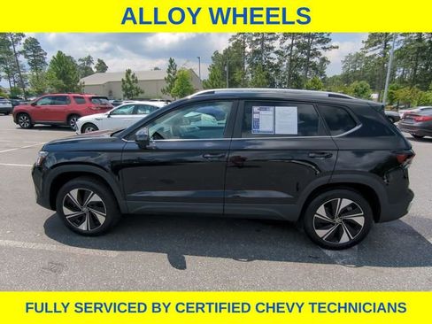 Used 2025 Volkswagen Taos SE AWD/4WD image 10