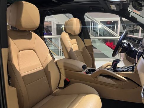 Used 2023 Porsche Cayenne image 18