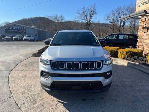 Used 2025 Jeep Compass Latitude image 2