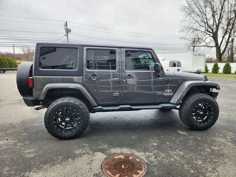 Used 2017 Jeep Wrangler Unlimited Sahara w/ Dual Top Group AWD/4WD image 19