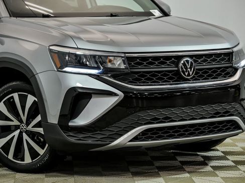 Used 2023 Volkswagen Taos SE w/ Panoramic Sunroof Package image 2