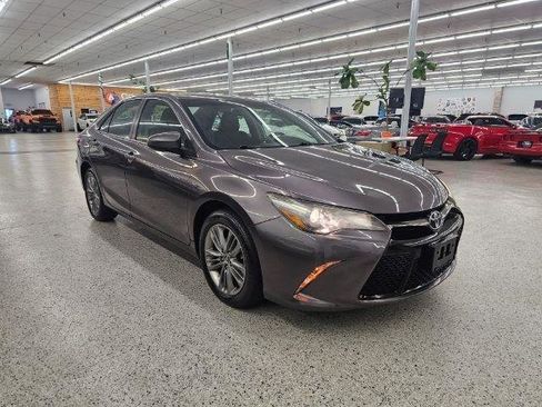 Used 2016 Toyota Camry SE w/ Moonroof Package image 3