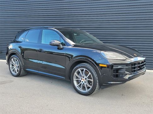 Used 2025 Porsche Cayenne image 2