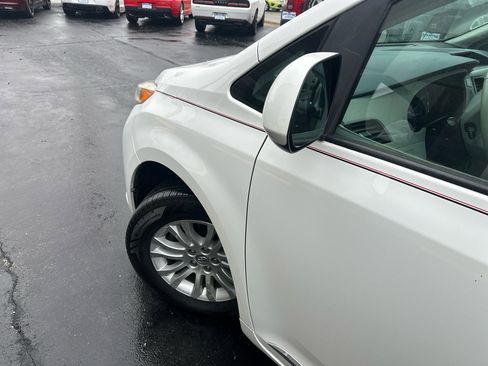 Used 2014 Toyota Sienna XLE image 13