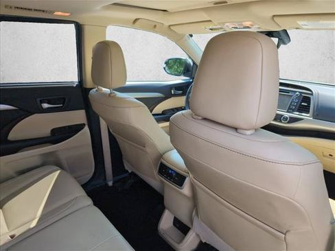 Used 2019 Toyota Highlander XLE FWD image 20