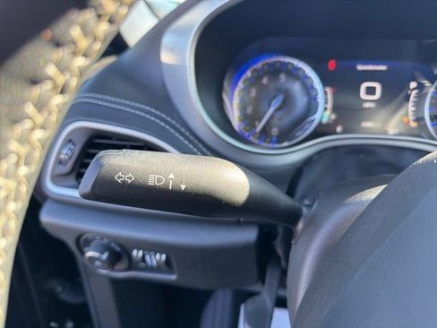 Used 2024 Chrysler Pacifica Touring-L w/ S Appearance Package image 29