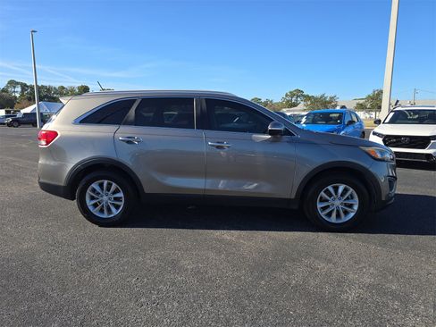 Used 2017 Kia Sorento LX image 3