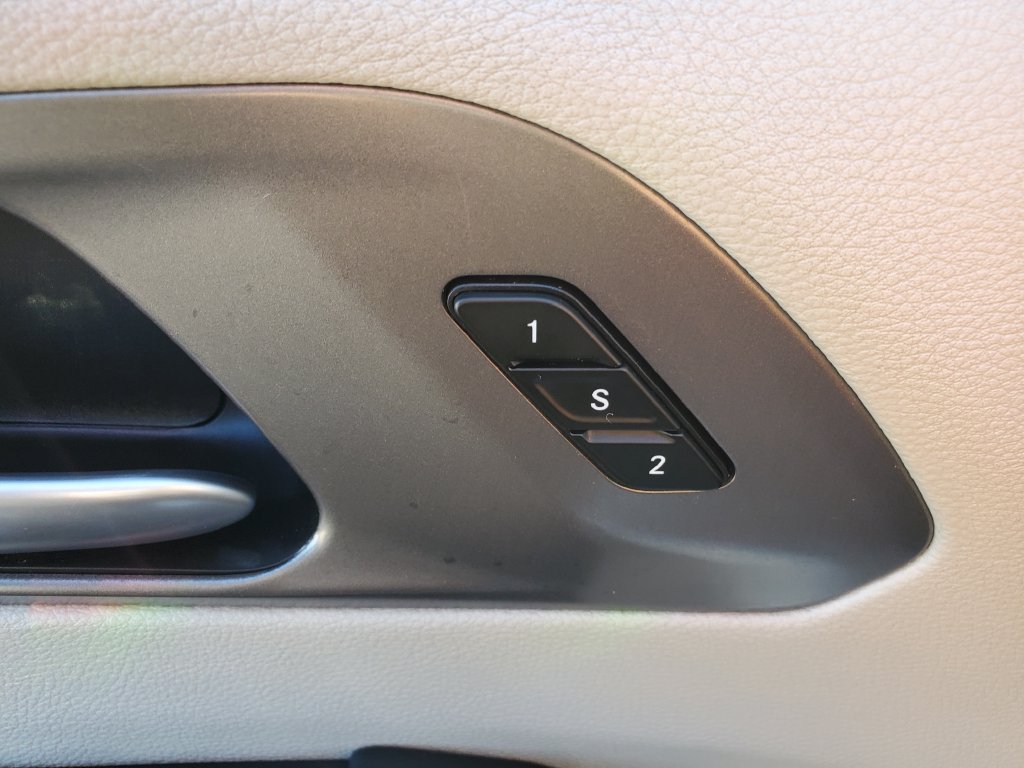Used 2023 Chrysler Pacifica Touring-L FWD image 19