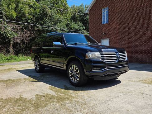 Used 2017 Lincoln Navigator L Select RWD image 3