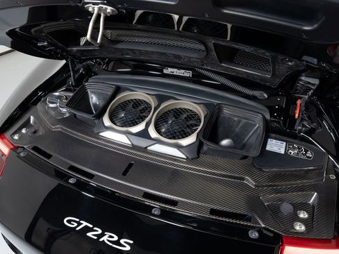 Used 2018 Porsche 911 GT2 RS image 15