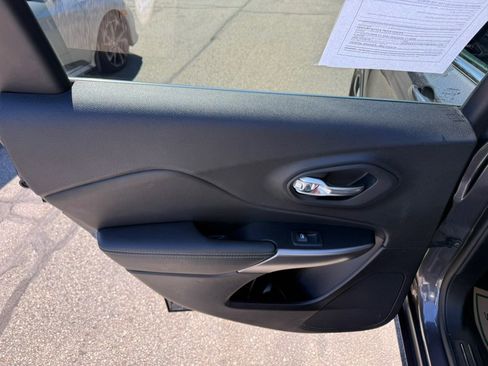 Used 2022 Jeep Cherokee Limited w/ Mopar Interior Package image 23