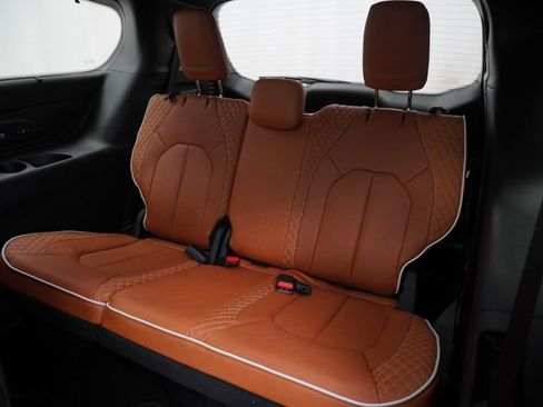 Used 2024 Chrysler Pacifica Pinnacle image 20