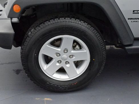 Used 2018 Jeep Wrangler Unlimited Sport S AWD/4WD image 32