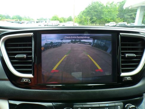 Used 2023 Chrysler Pacifica Touring-L FWD image 20