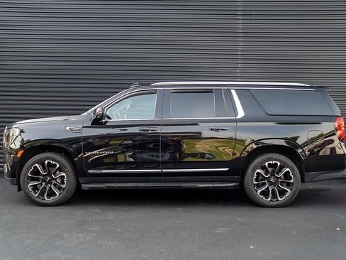 Used 2022 GMC Yukon XL SLT w/ SLT Luxury Package AWD/4WD image 2