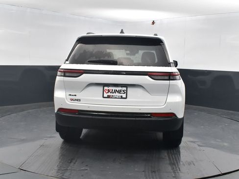 New 2025 Jeep Grand Cherokee Altitude image 9