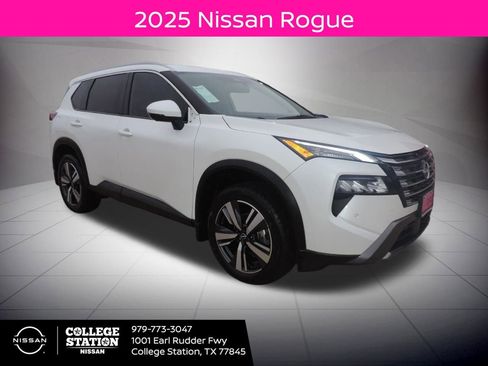 Used 2025 Nissan Rogue SL image 1