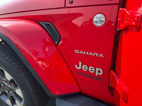 Used 2019 Jeep Wrangler Unlimited Sahara w/ Uconnect 4C Nav & Sound Group AWD/4WD image 25