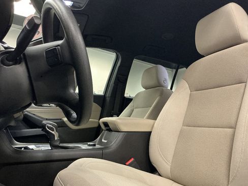 Used 2022 Chevrolet Traverse LS image 12