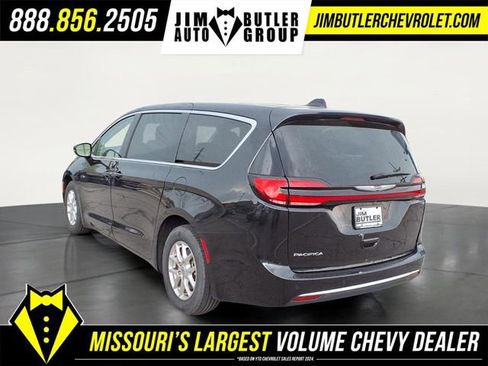 Used 2024 Chrysler Pacifica Touring-L FWD image 2
