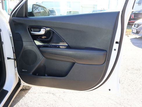 Used 2019 Kia Niro S Touring image 9