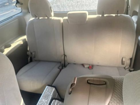 Used 2011 Toyota Sienna LE w/ Towing Pkg FWD image 7