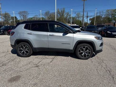 Used 2025 Jeep Compass Limited image 4